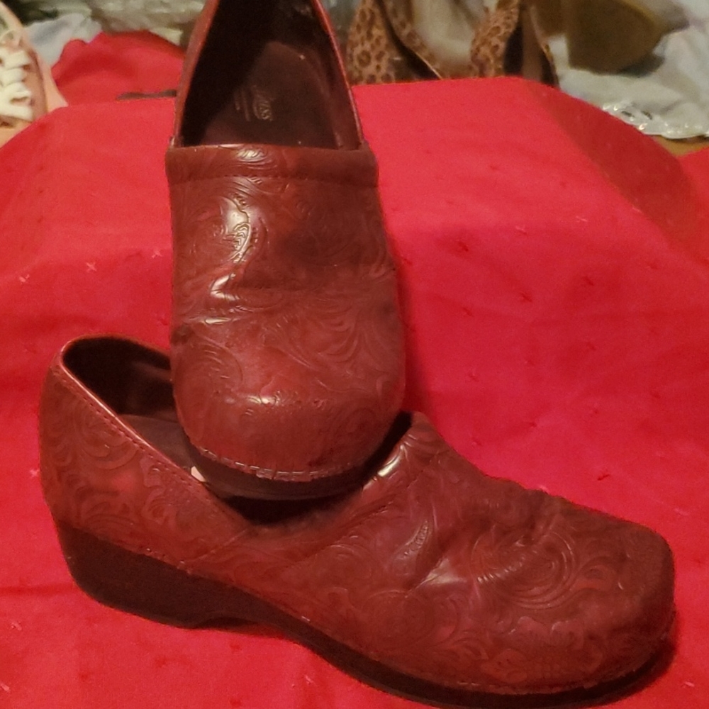 Bass clogs
